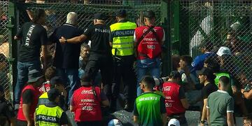Los hinchas de Sarmiento y Boca quedaron en la misma tribuna.