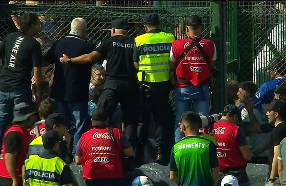 Incidentes entre hinchas de Boca y Sarmiento: los jugadores tuvieron que intervenir