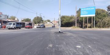 Hay un poste de alumbrado en medio de la calle.