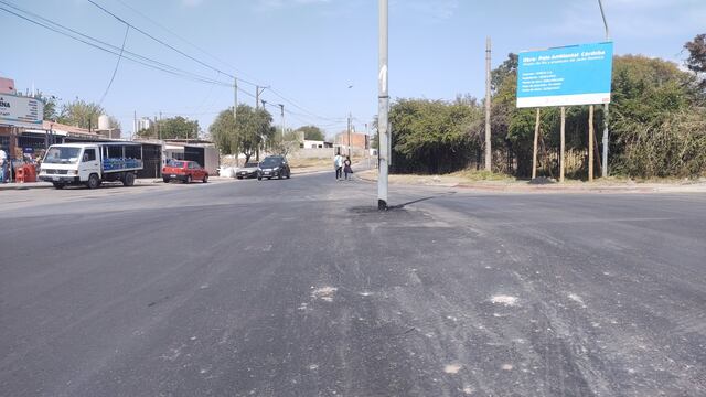Hay un poste de alumbrado en medio de la calle.