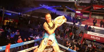 La sanjuanina Cecilia Román alza su título en la defensa que realizó en agosto de 2019 ante una rival oriunda de Jujuy, Argentina. (Gobierno de San Juan)