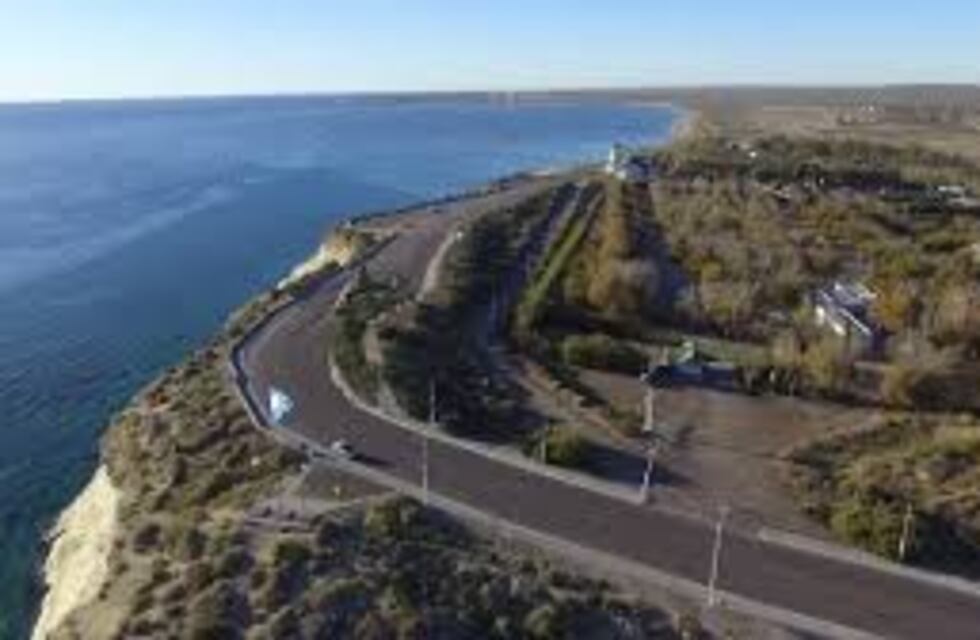 En la zona de Punta Cuevas, bajó el mar y se pudo observar una embarcación de 1800