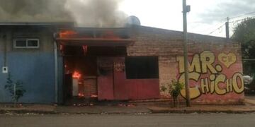 La hamburguesería incendiada se llama "Mr Chicho". No hay heridos.