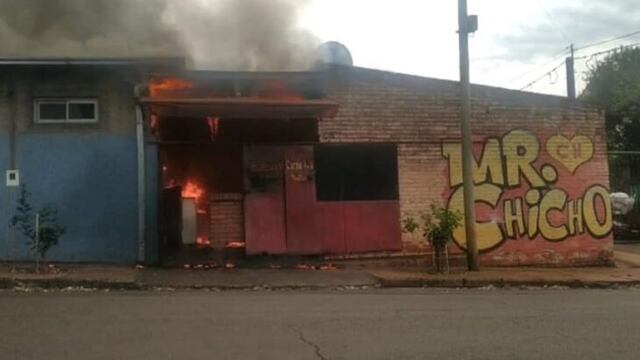 La hamburguesería incendiada se llama "Mr Chicho". No hay heridos.
