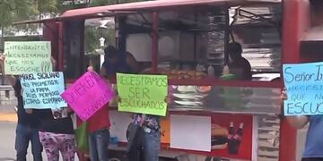 Choripaneros reclaman frente a la Municipalidad de Córdoba.