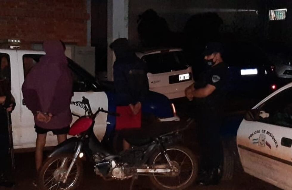 Atraparon a dos hombres que intimidaron con un arma blanca a una mujer y le arrebataron el celular