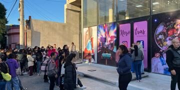 Antes de la apertura, la fila para ingresar era de 10 cuadras.