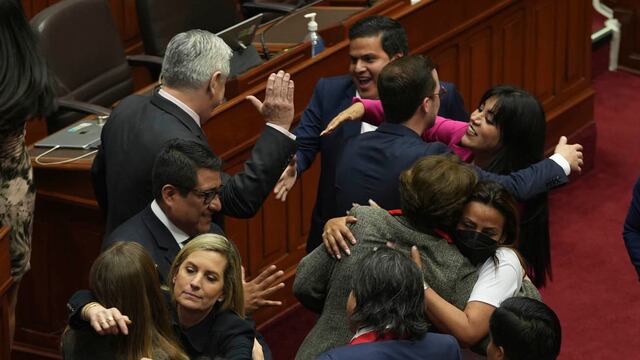 Los legisladores celebran después de votar verbalmente para destituir al presidente Pedro Castillo de su cargo en Lima, Perú. (AP)