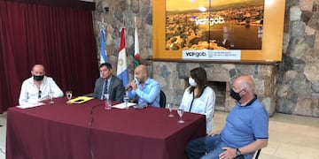 El intendente Daniel Gómez Gesteira tras la firma del decreto por el cual ratifica lo resuelto por la Corte Suprema de Justicia en relación al vínculo Municipio - Cooperativa Integral.