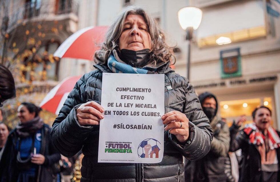 Hinchas reclamaron a la AFA una sanción para el DT denunciado por acoso sexual