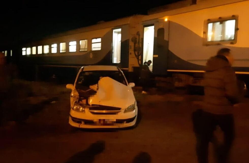 Cruzó la vía en la zona de Camet y lo atropelló el tren: el conductor del auto solo sufrió heridas levesse