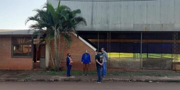 Los anteriormente encargados se llevaron los reflectores de la cancha de pádel, a según el presidente barrial.