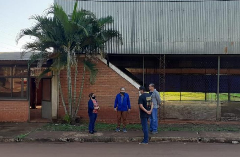 Eldorado: vecinos del barrio Guacurarí recibieron las llaves del predio que reclamaban