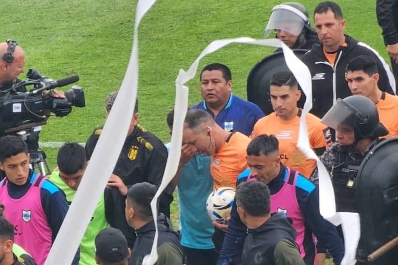 Tras concluir los primeros 45 minutos de juego entre Gimnasia de Jujuy y Deportivo Madryn, el árbitro Lucas Comesaña se fue al vestuario escoltado por la policía. (Prensa Primera Nacional)