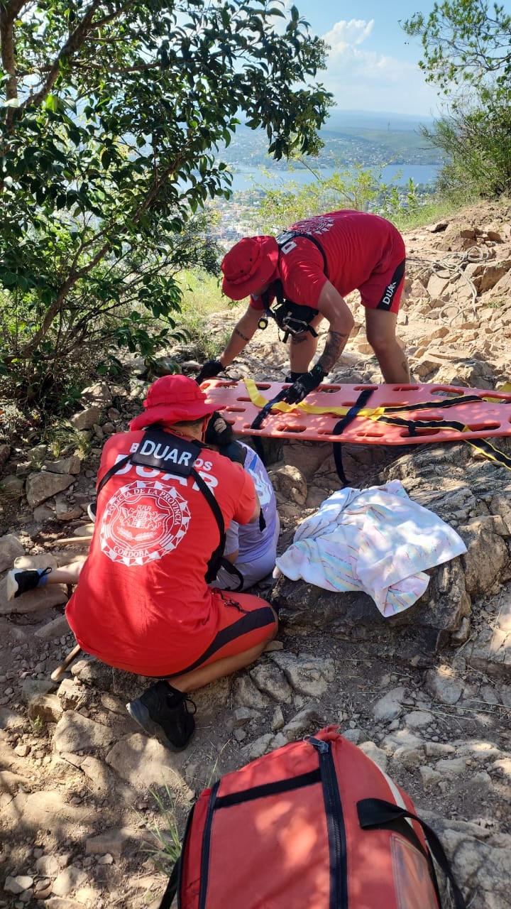 Exitoso rescate en el Cerro de la Cruz: equipos de seguridad y guías asistieron a una turista descompensada