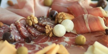 Los ramos de fiambre son una alternativa para los regalos por el día de los enamorados.