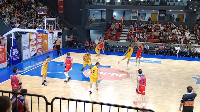 Jugando de local en el parque San Martín, de manera categórica Jujuy Básquet le ganó este viernes a un equipo con historia, el cordobés Hindú Club.