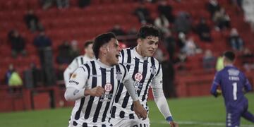 La boca llena de gol para David Romero, con un Talleres que no deja festejar a River (Federico López Claro).