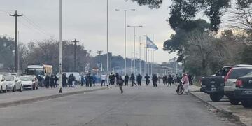 Hinchas de Alem atacaron con armas de fuego a sus pares de Luján el pasado domingo. Hay un muerto y dos heridos de gravedad.