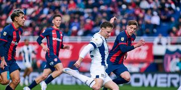 Rodeado. Bruno Barticciotto no pudo, y Talleres perdió ante San Lorenzo (Prensa Talleres).