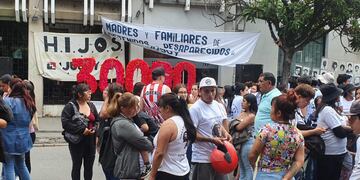 Miembros de los organismos de DD.HH. y colectivos locales aguardando la sentencia del "megajuicio", este viernes por la tarde en la calle Senador Pérez.