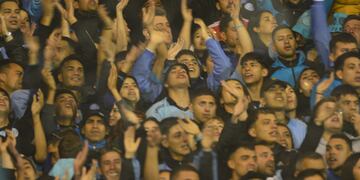 Fervor del más puro entre los hinchas del pirata cordobés a un paso del ascenso. Foto Javier Ferreyra