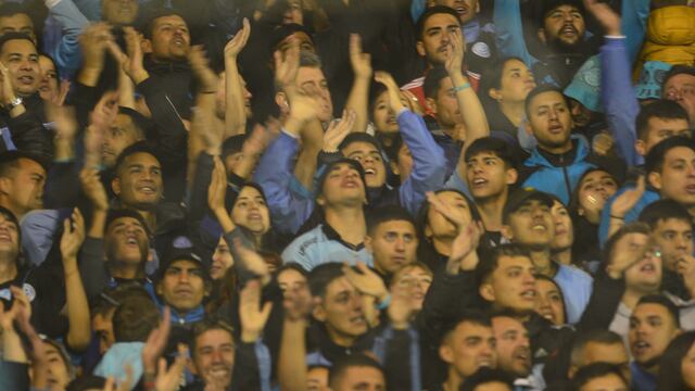 Fervor del más puro entre los hinchas del pirata cordobés a un paso del ascenso. Foto Javier Ferreyra