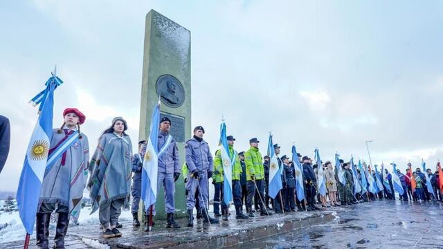 Omar Becerra, militares y escuelas en la Plaza Belgrano