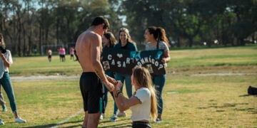 Le pidió casamiento en medio de un partido de fútbol con complicidad del árbitro.