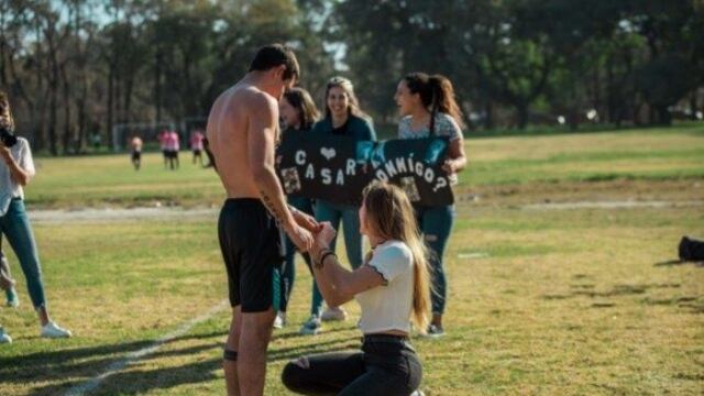Le pidió casamiento en medio de un partido de fútbol con complicidad del árbitro.