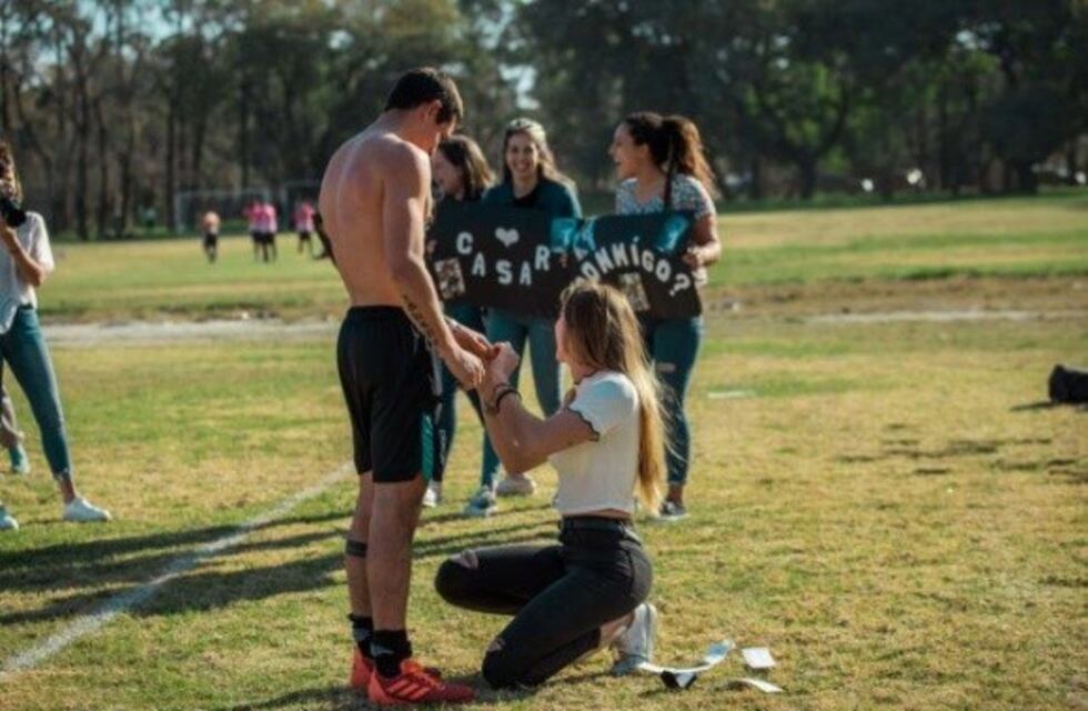 Le pidió matrimonio a su novio en medio de un partido de fútbol con complicidad del árbitro