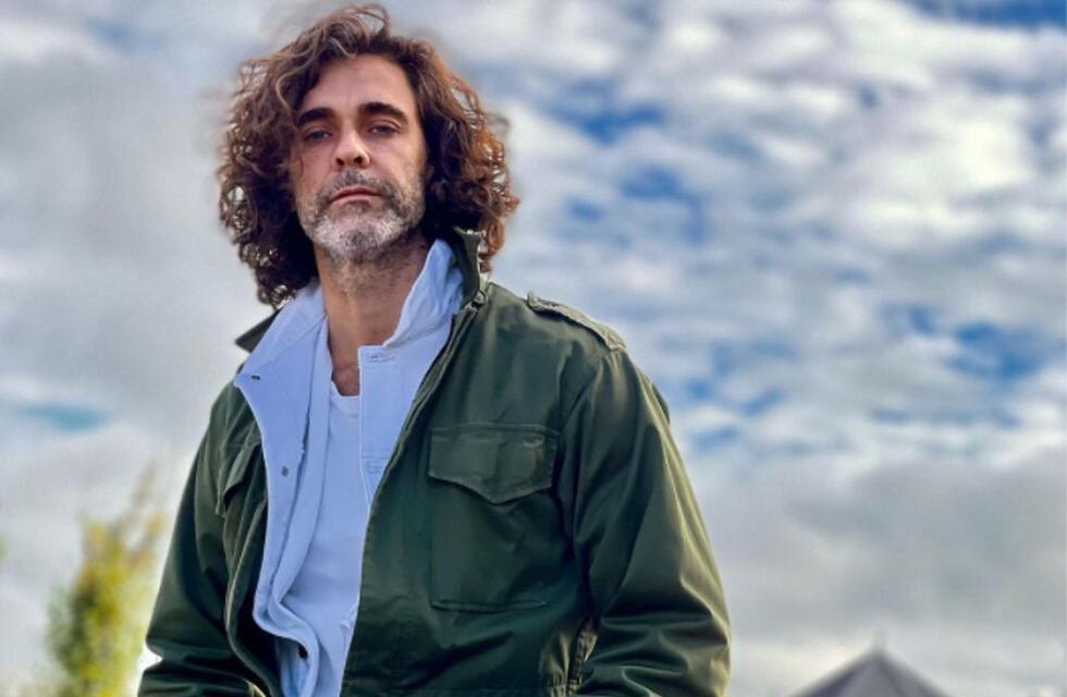 Mariano Martínez deseó “buen día” a sus fans con una foto recién salido de la ducha y al borde de la censura