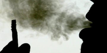 Hombre fumando (imagen ilustrativa)