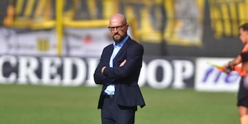 El entrenador ya había quedado condicionado por la derrota con Almirante Brown. (La Voz/Archivo)