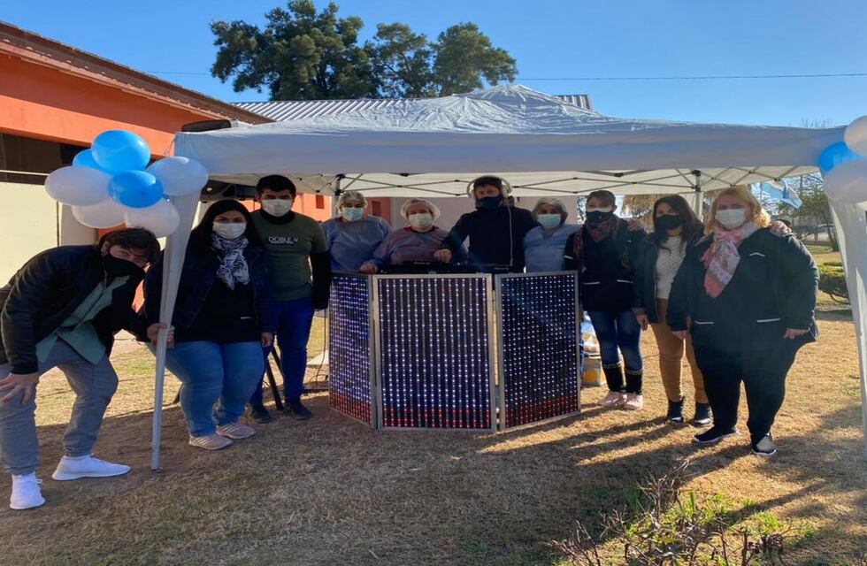 Festejan los 4000 vacunados con DJ en el Hospital “San José” de Balnearia