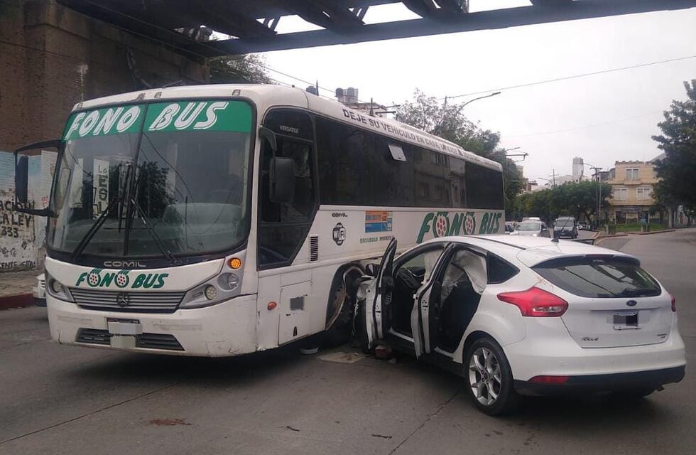 Atropelló a un policía, escapó y chocó contra un colectivo: el video del dramático hecho