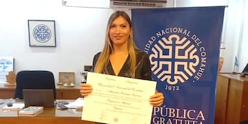 Tras 14 años, Alejandra Rodríguez Carrera recibió su título actualizado y con su actual identidad.