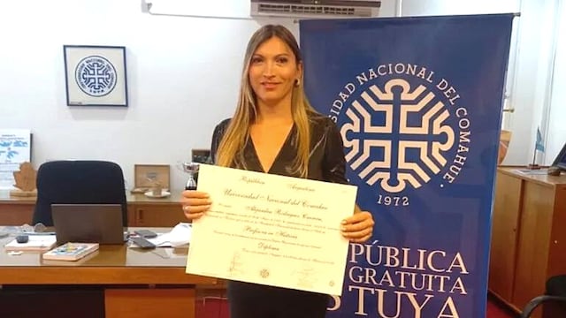 Tras 14 años, Alejandra Rodríguez Carrera recibió su título actualizado y con su actual identidad.