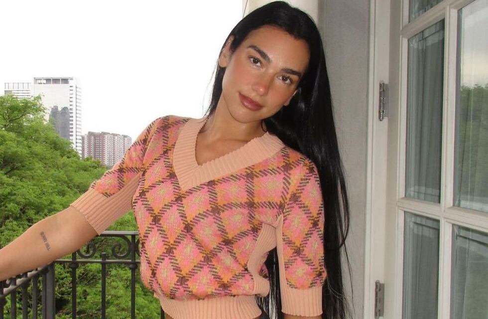 Dua Lipa sorprendió en Instagram con un total black lleno de botones y corte tubo