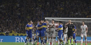 Duelo entre Boca e Instituto en La Bombonera. (Federico López Claro / La Voz)