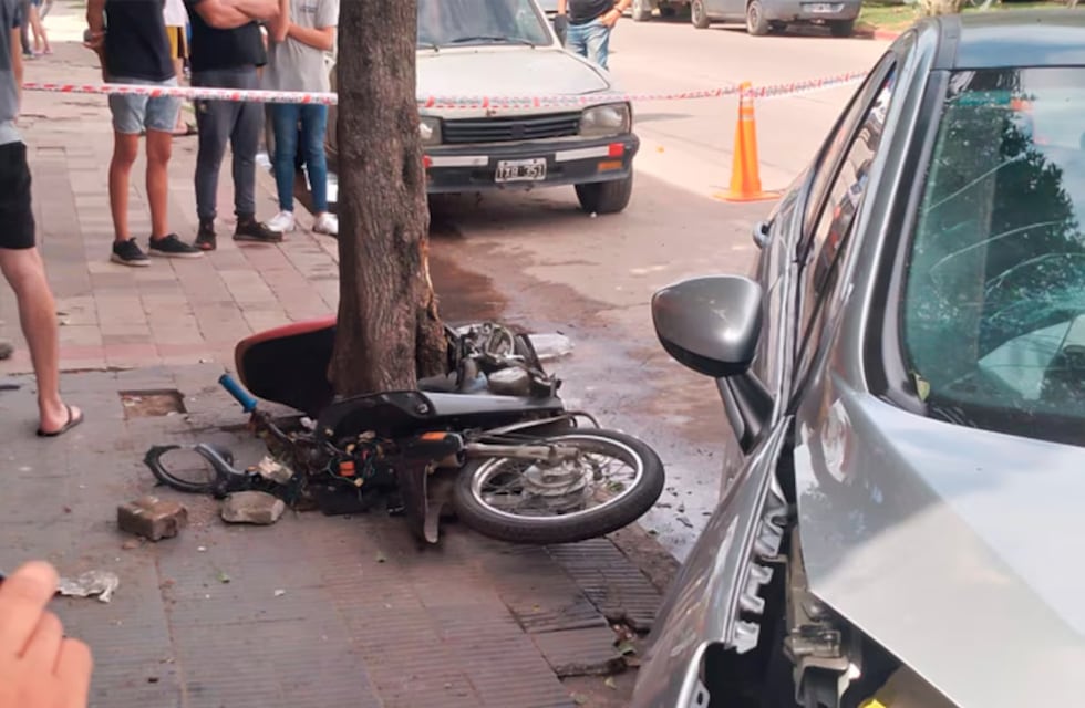 Agonizan dos motochorros que fueron embestidos en Córdoba: intentaron robarle a una embarazada
