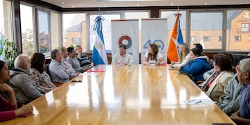 El gobernador Melella evaluó, con vecinos y vecinas, el desarrollo del proyecto integrador de obras en los Barrios de Andorra