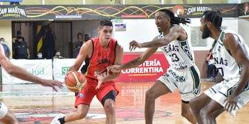 En Atenas debutó su quinto extranjero de la plantilla, pero no pudo en Corrientes ante el Santo. (Federico Levita/Prensa San Martin)