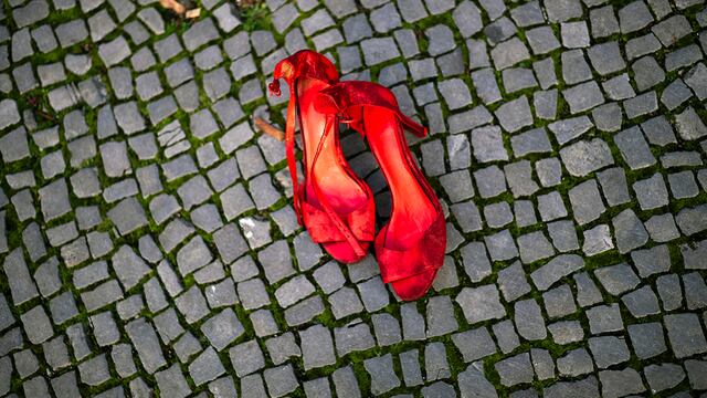 Zapatos rojos colocados en el suelo como símbolo contra la violencia contra las mujeres en Berlín, Alemania, el lunes 25 de noviembre de 2024. (AP)