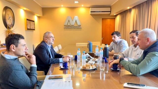 Alcides Calvo junto autoridades de la Asociación Médica del Departamento Castellanos
