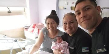Posadas: policías asisten a una mujer en pleno parto.