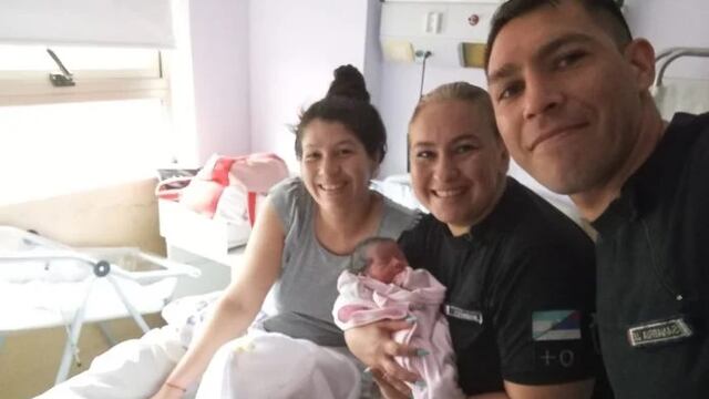 Posadas: policías asisten a una mujer en pleno parto.