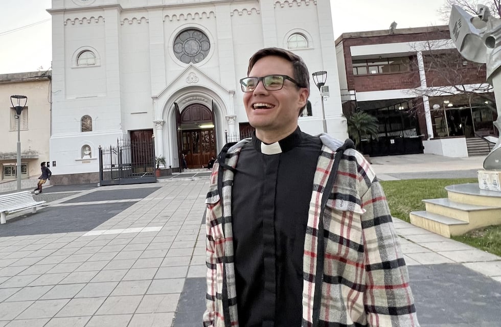 Un sacerdote de Concordia se volvió viral en Tik Tok por evangelizar a través del humor