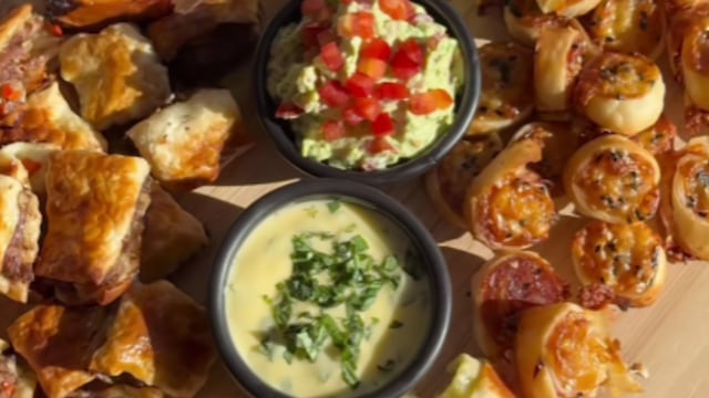 Cómo hacer 4 snacks con una sola tapa de tarta: la receta ideal para la cena de Navidad 2025