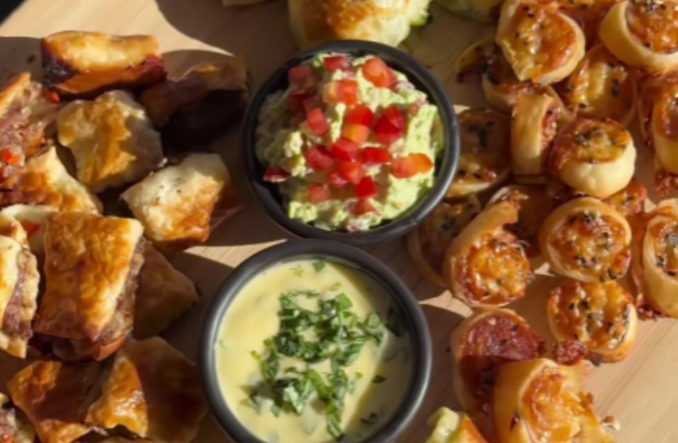 Cómo hacer 4 snacks con una sola tapa de tarta: la receta ideal para la cena de Navidad 2025